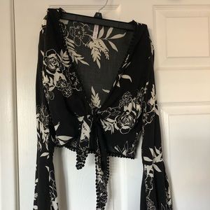 Flowy sleeve tie front crop top